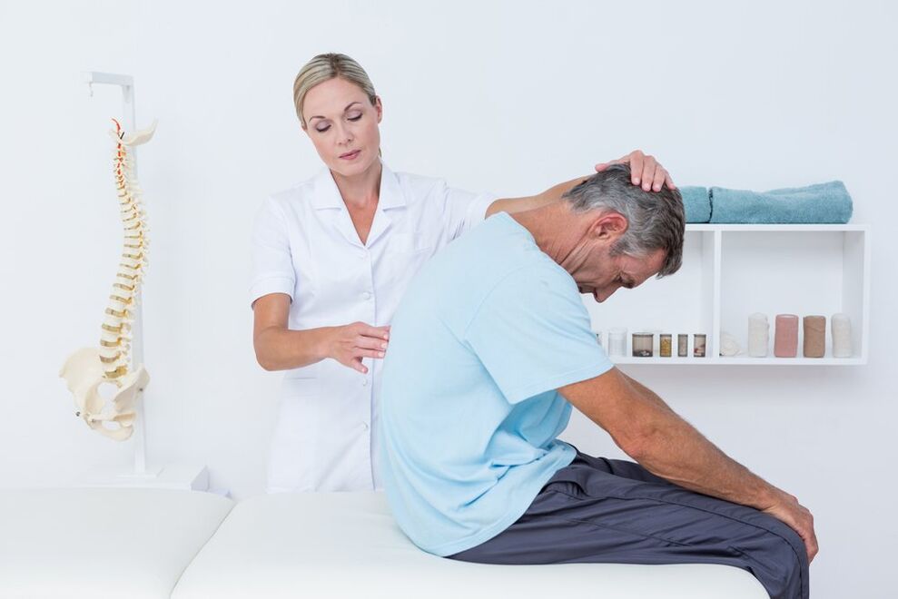 лекарот го испитува грбот со остеохондроза