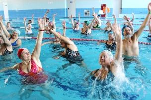 Пливањето во базенот може да помогне да се запре оштетувањето на зглобовите