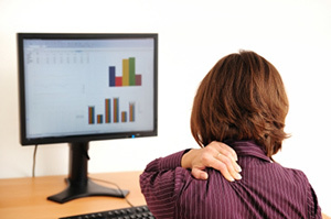 Цервикална остеохондроза кај жена која седи на компјутер